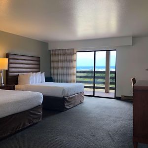 Lower Floors Queen Room