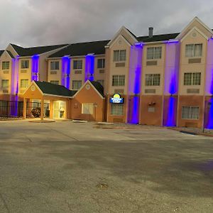 Days Inn & Suites By Wyndham Tampa/Raymond James Stadium