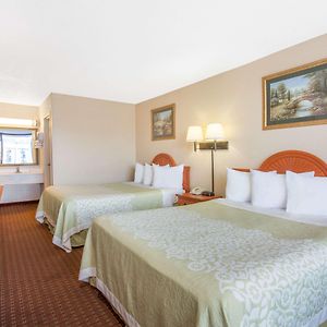 One-Bedroom Queen Suite