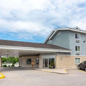 Super 8 By Wyndham Winnipeg West