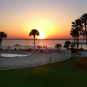 Quality Inn & Suites Gulf Breeze Bayside Near Pensacola Beach