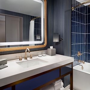 Premier Queen Room