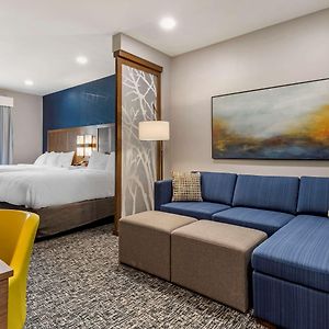 Queen Suite Mobility accessible