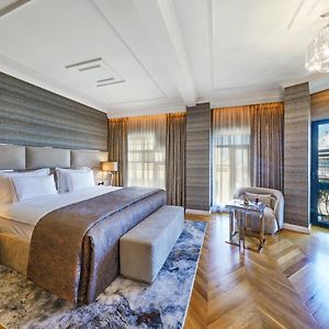 Corner Suite