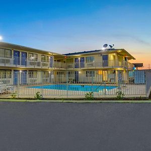 Motel 6-Lumberton, Nc