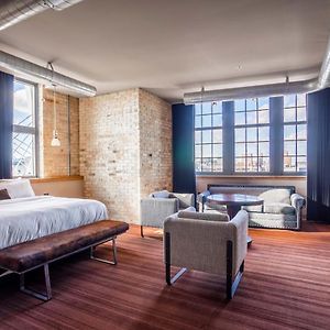 Corner King Room