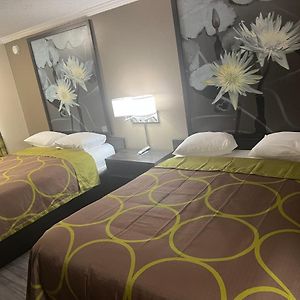 Super 8 By Wyndham Picayune