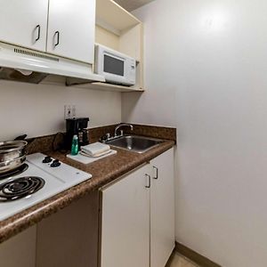 Deluxe Queen Suite