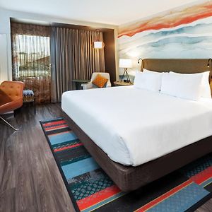 King Room Lake View Communications Accessible