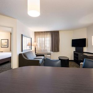 One-Bedroom Queen Suite