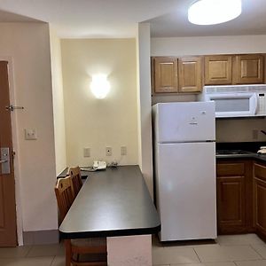 One-Bedroom Queen Suite