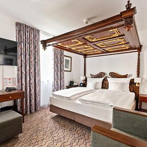 Club King Room