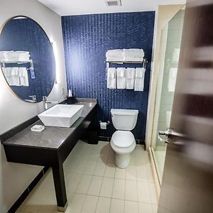 Deluxe  One-Bedroom King Suite Mobility or hearing accessible