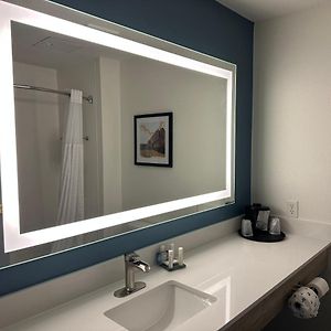One-Bedroom Queen Suite