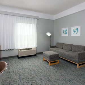 One-Bedroom Queen Suite