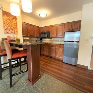 One-Bedroom Queen Suite