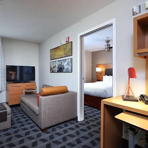 One-Bedroom Queen Suite