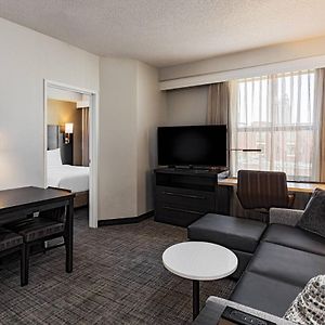One-Bedroom Queen Suite