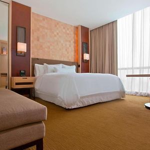 Deluxe Lower Floors King Room