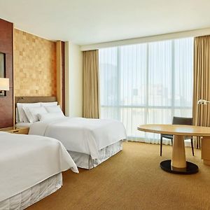 Deluxe Lower Floors Queen Room