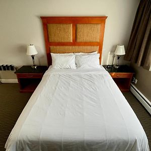 Deluxe Queen Suite