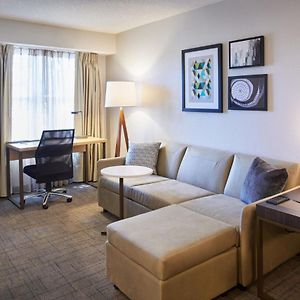 One-Bedroom Queen Suite