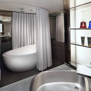 Deluxe One-Bedroom King Suite