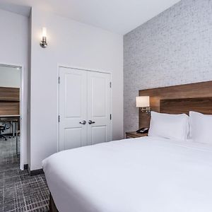 One-Bedroom Queen Suite