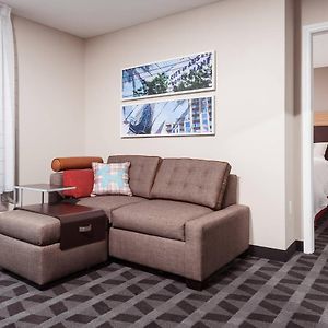 One-Bedroom Queen Suite