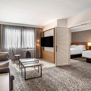 Club level Suite 2 Double Sofa bed High floor