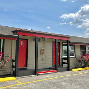 Whistling Pines Motel- Daily And Extended Stay