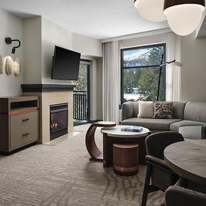 Family One-Bedroom Suite