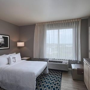 One-Bedroom Queen Suite
