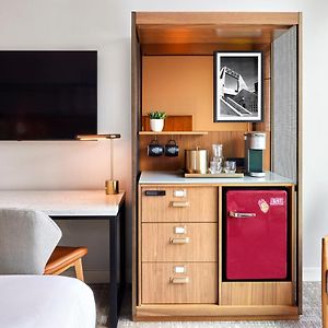Deluxe  Queen Room Mobility accessible