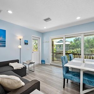 Dog Friendly Loft Steps From Beach With Gas Barbecue Grill And Upstairs Deck!