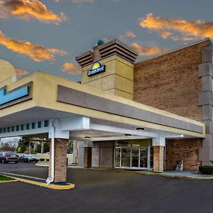 Days Inn By Wyndham Livonia Canton Detroit