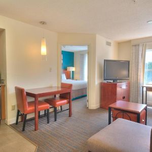 One-Bedroom Queen Suite