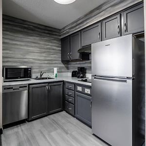 One-Bedroom Queen Suite