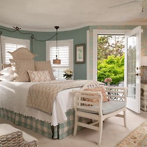 White Doe Inn Bed & Breakfast