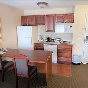 One-Bedroom Queen Suite