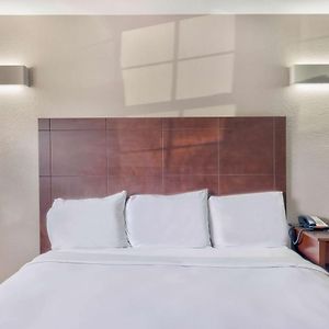 Deluxe Queen Suite