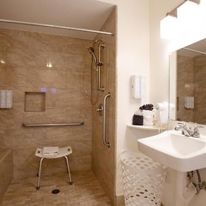 Deluxe  Queen Room Mobility accessible