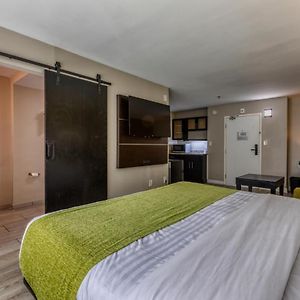 Deluxe King Suite