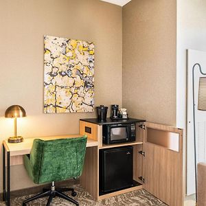 Standard Queen Suite