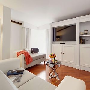 Ambassador King Suite