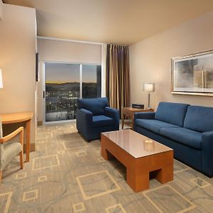 Deluxe Queen Suite