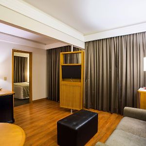 Deluxe Queen Suite