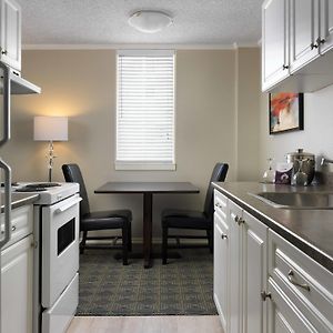 Deluxe Queen Suite