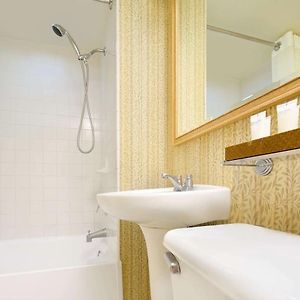 One-Bedroom Queen Studio