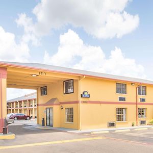 Days Inn & Suites By Wyndham Marshall